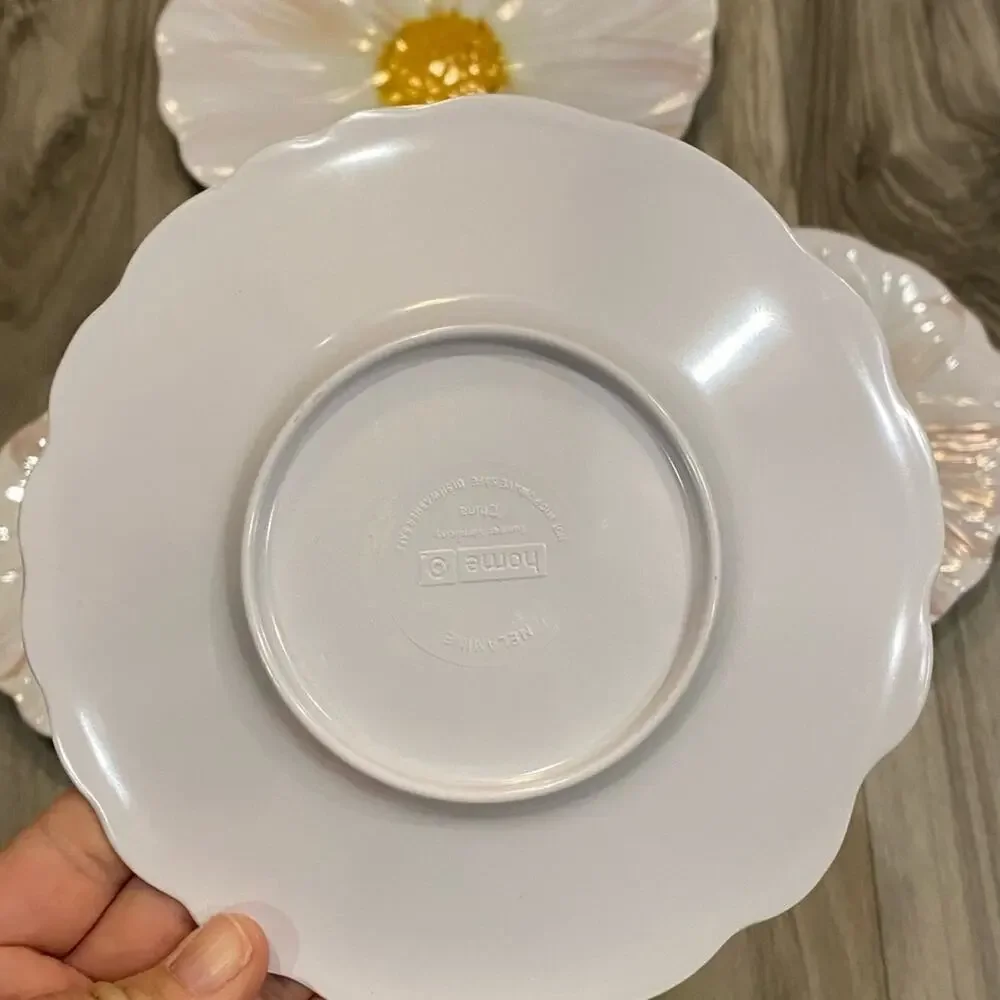 Target Set of 4 Pink-Tinted White Daisy Melamine Small Plates,‎ 2 Sizes